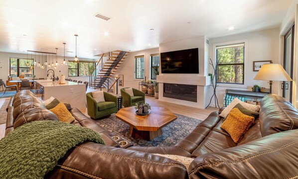 スマートテレビ、暖炉、テーブルサッカー台、PC モニター