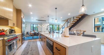 Magnificent 4BR/3.5BA Getaway - Private Jacuzzi, BBQ, Garage