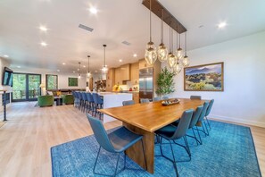 Dining - Magnificent 4BR/3.5BA Getaway - Private Jacuzzi, BBQ, Garage (Mammoth Lakes)