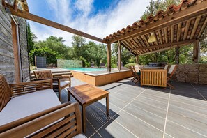 Outdoor dining - La Bergerie by Pinarello Villa Services (Pinarello)