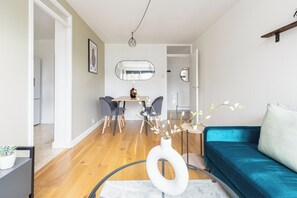 Lägenhet | Vardagsrum | 32-tums tv med kabelkanaler, Netflix och streamingtjänster