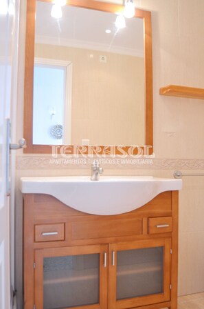 Shower, towels