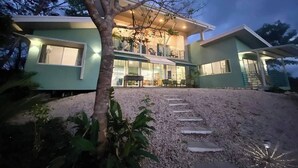 Maison, 5 chambres, piscine privée, vue sur la montagne | Façade de l’hébergement 