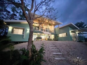 Casa, 5 habitaciones, alberca privada, vista a la montaña | Vista frontal de la propiedad
