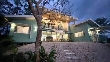 House, 5 Bedrooms, Private Pool, Mountain View | Front of property