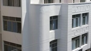 Un edificio de varios pisos con un estilo arquitectónico moderno, con amplios ventanales y tejado plano.