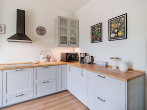 Microwave, dishwasher, dining tables - Beautiful apartment for 6 people with A/C, WIFI, private pool, TV and terrace (Casarza Ligure)