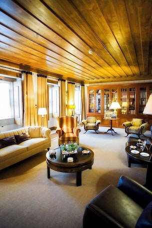 Family House, 5 Bedrooms | Living area