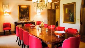 Family House, 5 Bedrooms | In-room dining