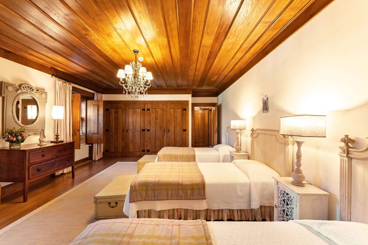 Iron/ironing board, WiFi (free), bed sheets
