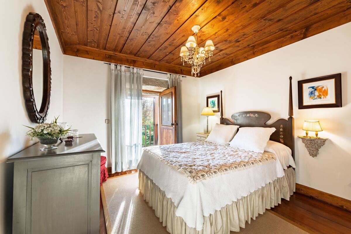 Iron/ironing board, WiFi (free), bed sheets