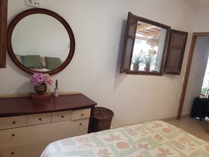 1 habitación, tabla de planchar con plancha, wifi y ropa de cama 