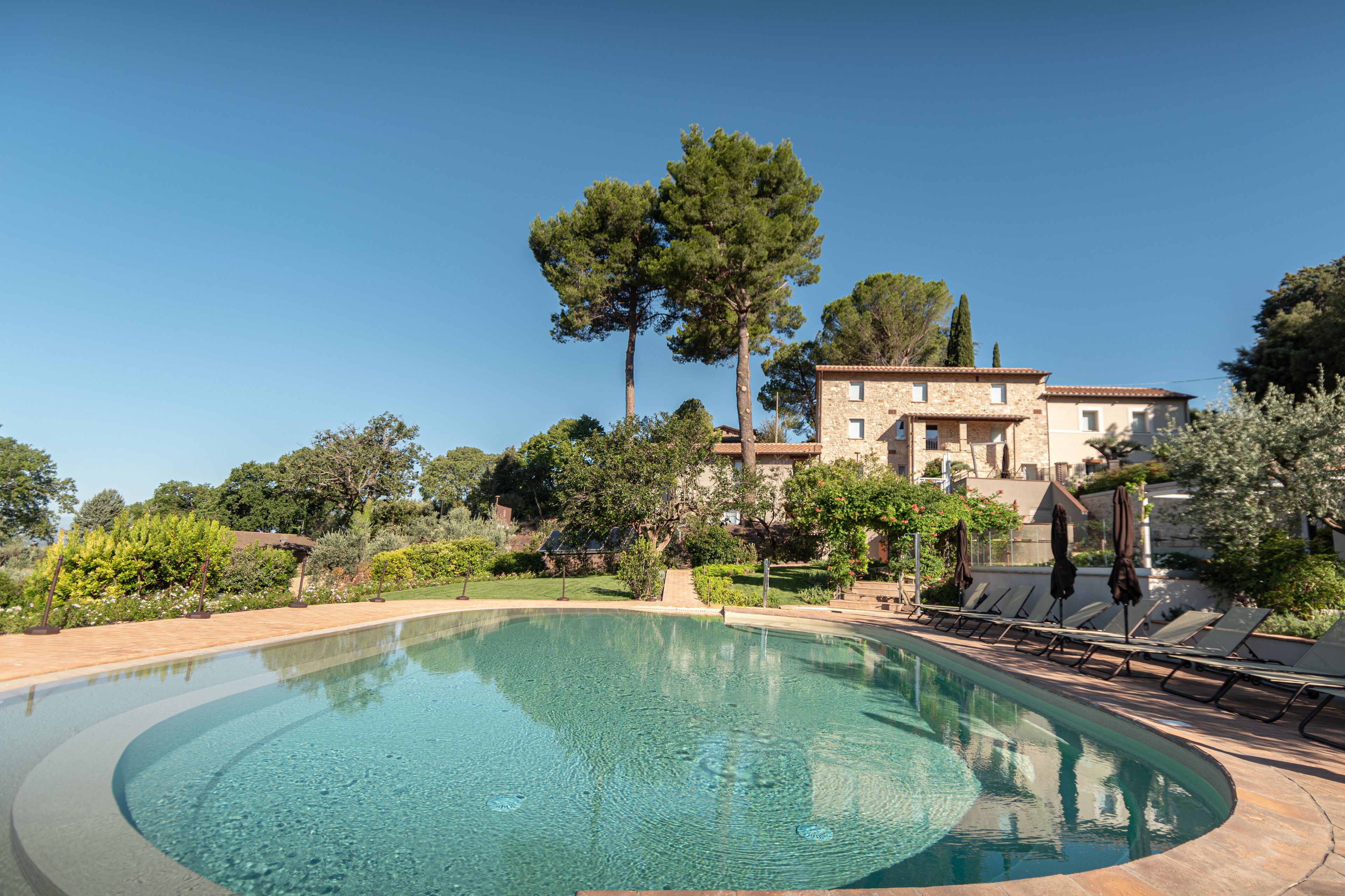 Piscine extérieure (ouverte en saison), parasols de plage