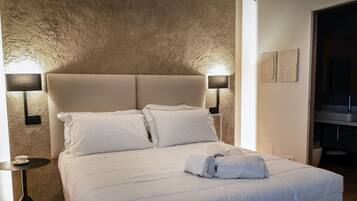 Deluxe Triple Room | In-room safe, individually furnished, desk, laptop workspace