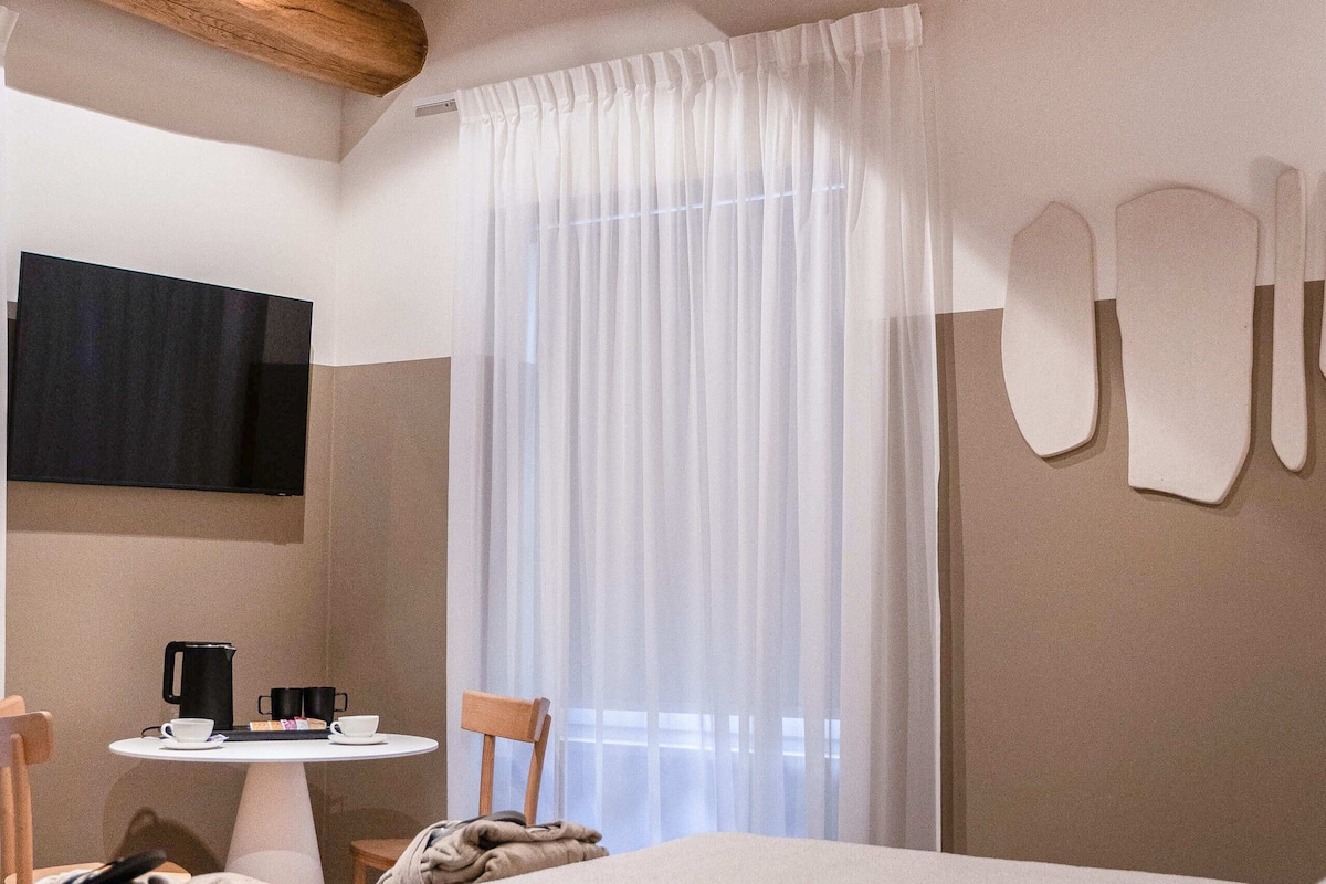 Deluxe Quadruple Room | In-room safe, individually furnished, desk, laptop workspace