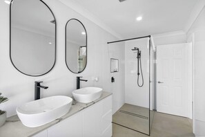 Douche, serviettes fournies, shampoing