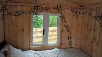 1 bedroom, bed sheets