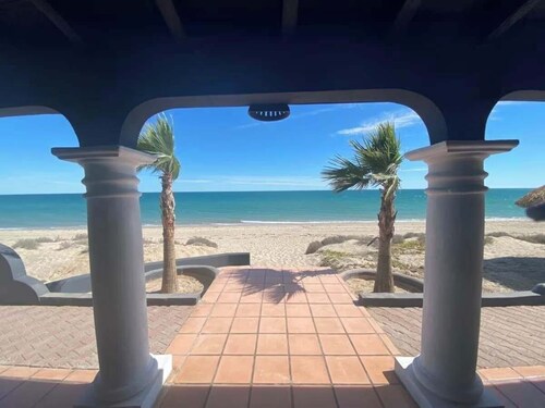 Encanto Del Mar- 5 bedroom beachfront estate!