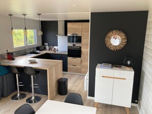 Fridge, microwave, oven, stovetop - Atlantic Lodge Chalet with all comforts, wooded garden, swimming pool near the sea (Bretignolles-sur-Mer)