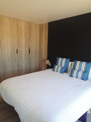 3 slaapkamers, een strijkplank/strijkijzer, reisbedje, gratis wifi