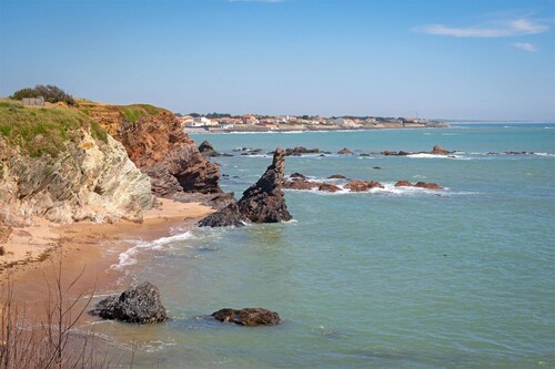 Atlantic Lodge Chalet with all comforts, wooded garden, swimming pool near the sea