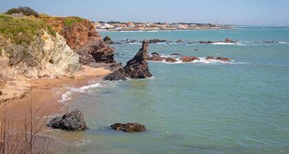 Atlantic Lodge Chalet with all comforts, wooded garden, swimming pool near the sea