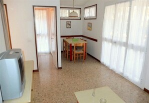 Apartment, 2 Bedrooms, Patio, Garden View | Room amenity