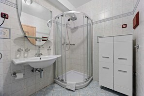 Dusche, Haartrockner, Handtücher