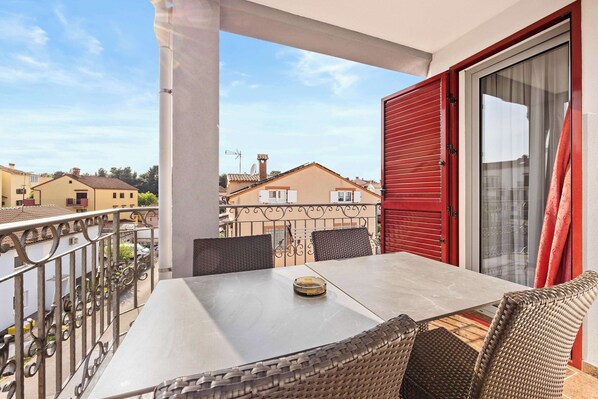 تناول الطعام بالخارج