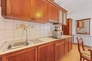 Fridge, microwave, stovetop, coffee/tea maker - Studio apartment for 2 in Villa Armin (Rovinj)