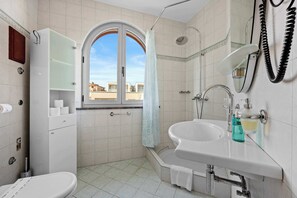 Dusj, hårføner og håndklær