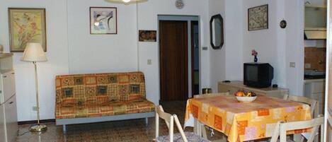 Villa, 2 Bedrooms, Patio, Garden View | Dining room