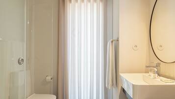 Minibar, in-room safe, iron/ironing board, free WiFi
