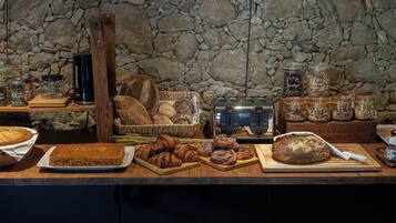 Petit déjeuner complet compris tous les jours