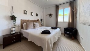 2 عدّة غرف نوم و واي فاي مجانًا وملاءات أسرّة