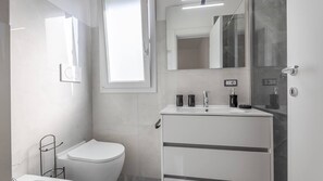 Dusche, Haartrockner, Bidet, Handtücher