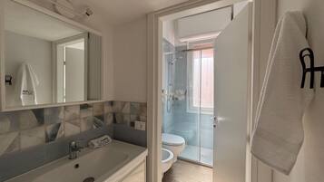 Dusche, Bidet, Handtücher