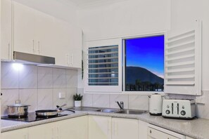 Réfrigérateur, four à micro-ondes, un four, surface de cuisson