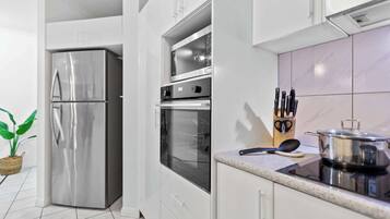 Køleskab, mikrobølgeovn, ovn, kogeplade