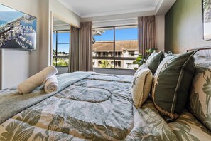 2 bedrooms, iron/ironing board, WiFi, bed sheets - Top-Floor Apartment w/ Pool View & Resort Access (Westcourt)