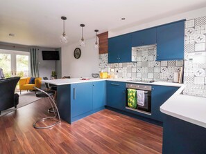 Cottage | Private kitchen | Cookware/dishes/utensils - 8 Wharfedale Mews (Otley)