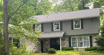 Spacious House w/ Charming Backyard in quiet neighborhood 5.2 mi from ND Stadium