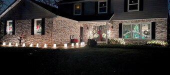 Spacious House w/ Charming Backyard in quiet neighborhood 5.2 mi from ND Stadium