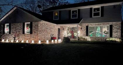 Spacious House w/ Charming Backyard in quiet neighborhood 5.2 mi from ND Stadium