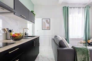 Kjøleskap, mikrobølgeovn, kaffetrakter/tekoker og brødrister