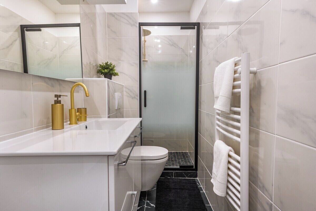 Regadera, secadora de cabello, toallas 