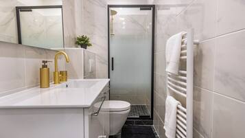 Dutxa, assecador de cabells i tovalloles