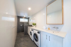 Dusche, Haartrockner, Handtücher, Toilettenpapier
