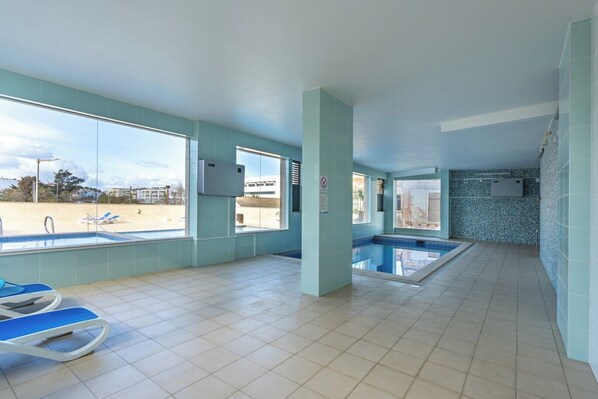 Una piscina cubierta