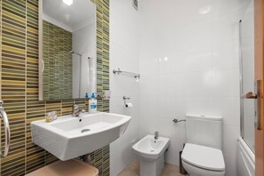 Shower, hair dryer - Arushi 3 Bedroom Apartment (Lagos)